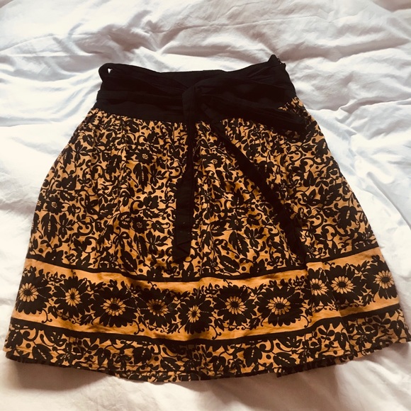 🪴La Classe Couture Yellow Print Skirt, - Picture 1 of 3